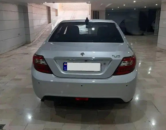 دنا پلاس نقره ای در پارکینگ